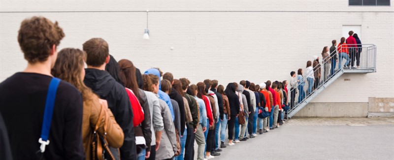 First come, first served, İlk gelen ilk hizmeti alır. İngilizce atasözü ve Türkçe karşılığı