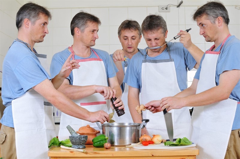 Too many cooks spoil the broth, çok fazla aşçı aynı çorbayı mahveder. İngilizce atasözü ve Türkçe karşılığı